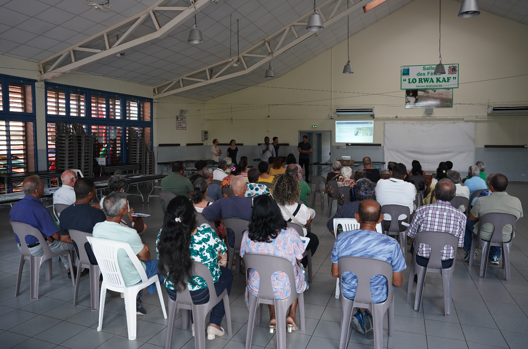 Réunion publique MEREN Nord : les tracés de la conduite maîtresse dévoilés aux habitants de Sainte-Suzanne